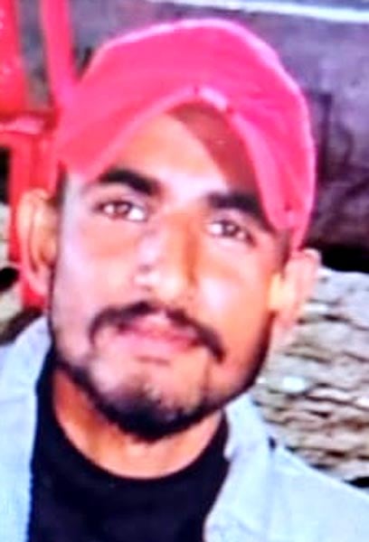 उसहैत क्षेत्र में सड़क किनारे पलटा पड़ा ट्रेक। संवाद