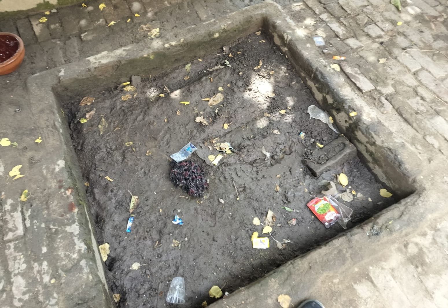 विकास भवन की छत पर पड़ा कूड़ा। संवाद