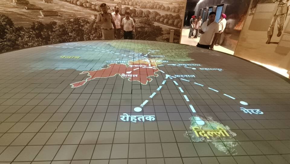 1857 की क्रांति के गुमनाम हीरोज के दीवार पर लिखे नाम। संवाद 1857 की क्रांति के गुमनाम हीरोज के दीवार पर लिखे नाम। संवाद