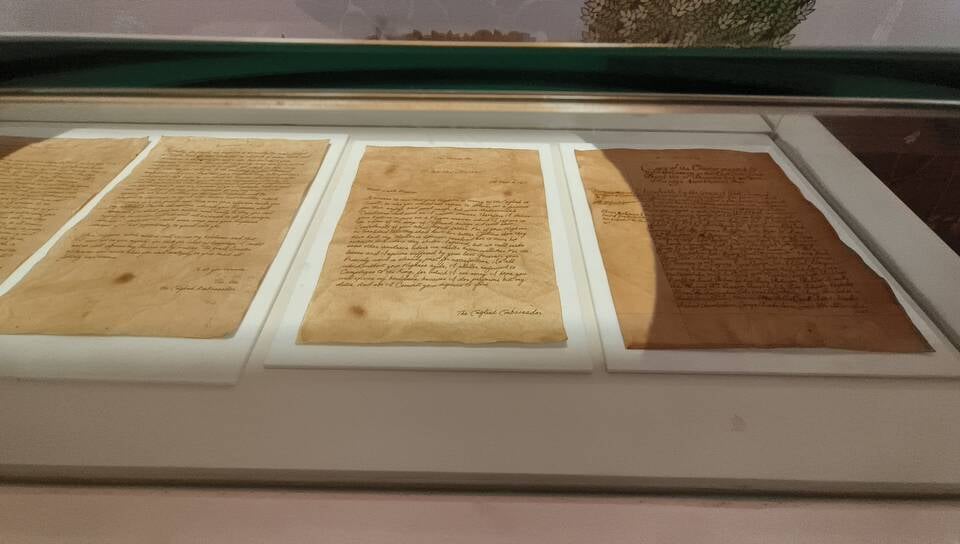 1857 की क्रांति के गुमनाम हीरोज के दीवार पर लिखे नाम। संवाद 1857 की क्रांति के गुमनाम हीरोज के दीवार पर लिखे नाम। संवाद