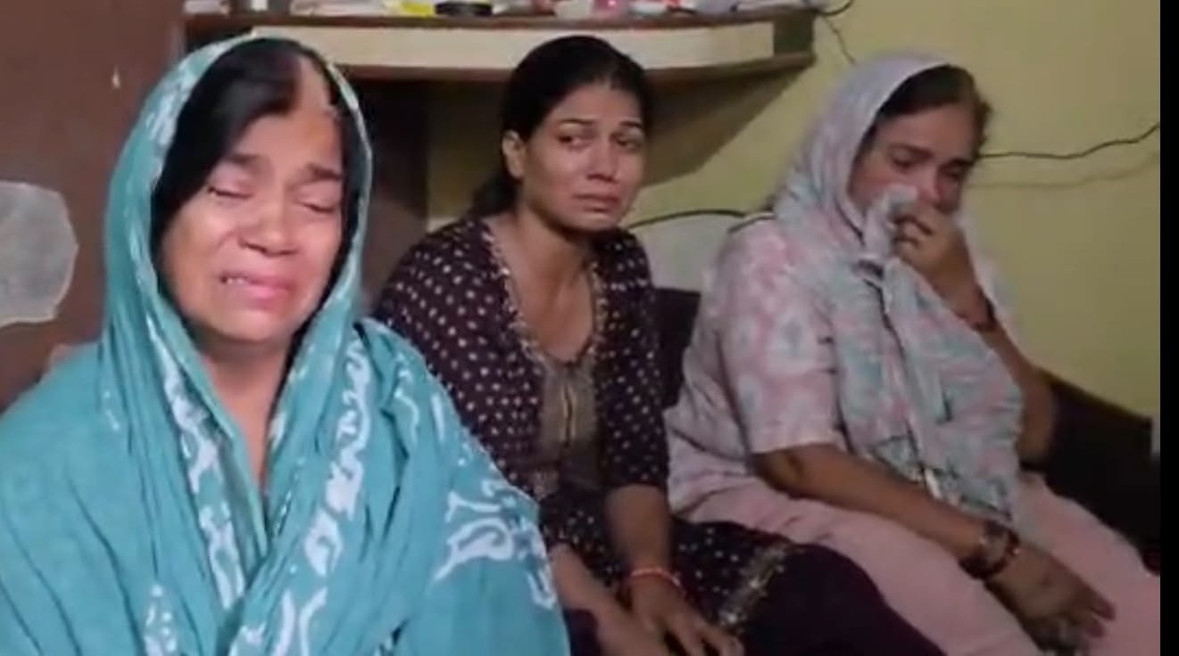 70-रोहतक डी पार्क पर मंगलवार को अग्निकांड के बाद बुधवार को घटना के बारे में जानकारी देते दुकानद 70-रोहतक डी पार्क पर मंगलवार को अग्निकांड के बाद बुधवार को घटना के बारे में जानकारी देते दुकानद