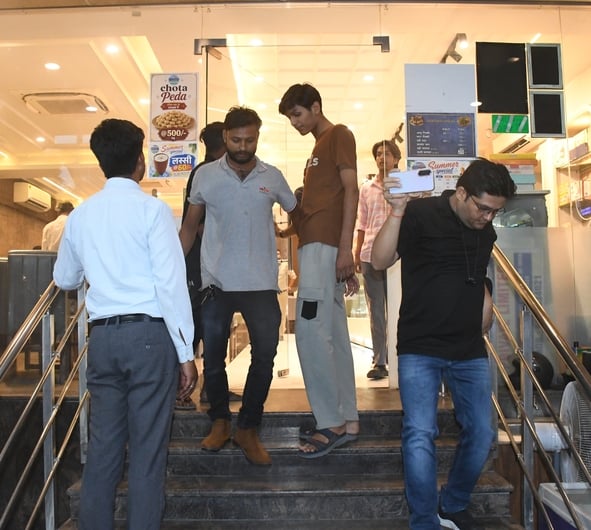 आग लगी तो कई लोग रेस्टोरेंट में खाना खा रहे थे। शोर सुनकर वे बाहर की ओर भागे। आग लगी तो कई लोग रेस्टोरेंट में खाना खा रहे थे। शोर सुनकर वे बाहर की ओर भागे।
