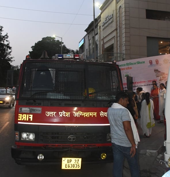 आग लगी तो कई लोग रेस्टोरेंट में खाना खा रहे थे। शोर सुनकर वे बाहर की ओर भागे। आग लगी तो कई लोग रेस्टोरेंट में खाना खा रहे थे। शोर सुनकर वे बाहर की ओर भागे।