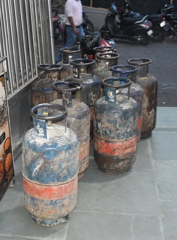 आग लगी तो कई लोग रेस्टोरेंट में खाना खा रहे थे। शोर सुनकर वे बाहर की ओर भागे। आग लगी तो कई लोग रेस्टोरेंट में खाना खा रहे थे। शोर सुनकर वे बाहर की ओर भागे।