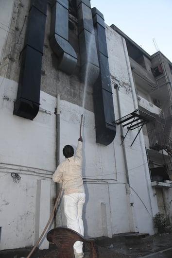 आग लगी तो कई लोग रेस्टोरेंट में खाना खा रहे थे। शोर सुनकर वे बाहर की ओर भागे। आग लगी तो कई लोग रेस्टोरेंट में खाना खा रहे थे। शोर सुनकर वे बाहर की ओर भागे।
