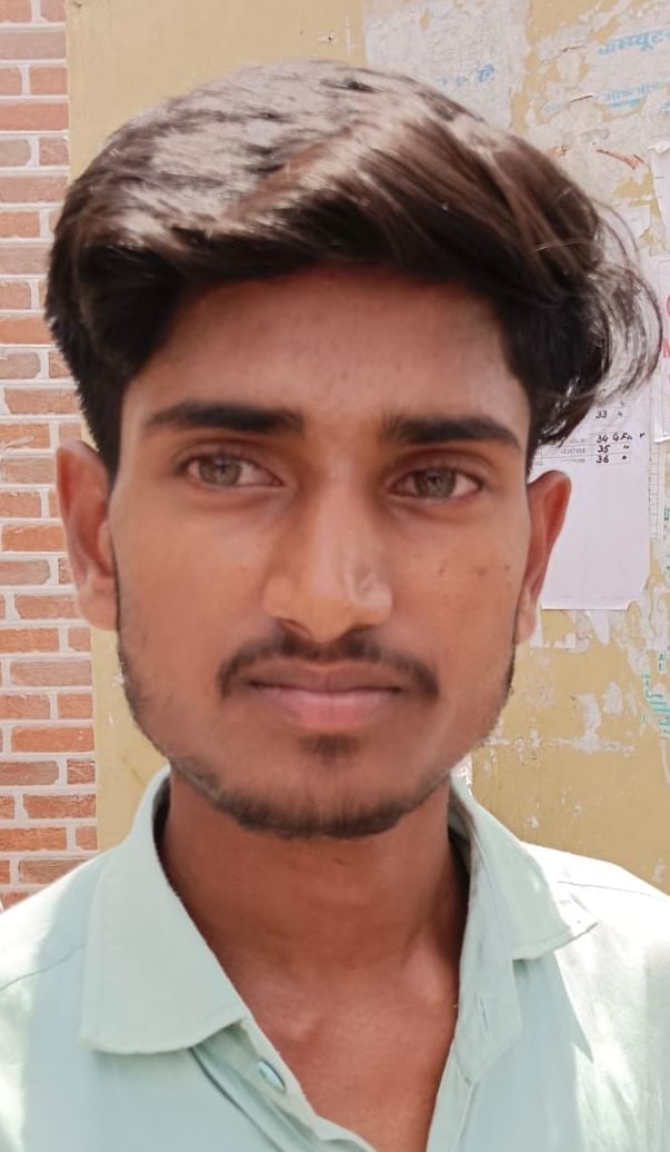 आर्य महिला इंटर कॉलेज के बाहर लाइन में लगे परीक्षार्थी। स्रोत: पुलिस