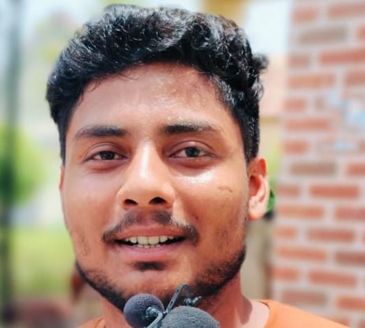 आर्य महिला इंटर कॉलेज के बाहर लाइन में लगे परीक्षार्थी। स्रोत: पुलिस