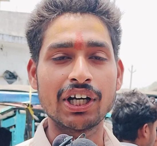 आर्य महिला इंटर कॉलेज के बाहर लाइन में लगे परीक्षार्थी। स्रोत: पुलिस