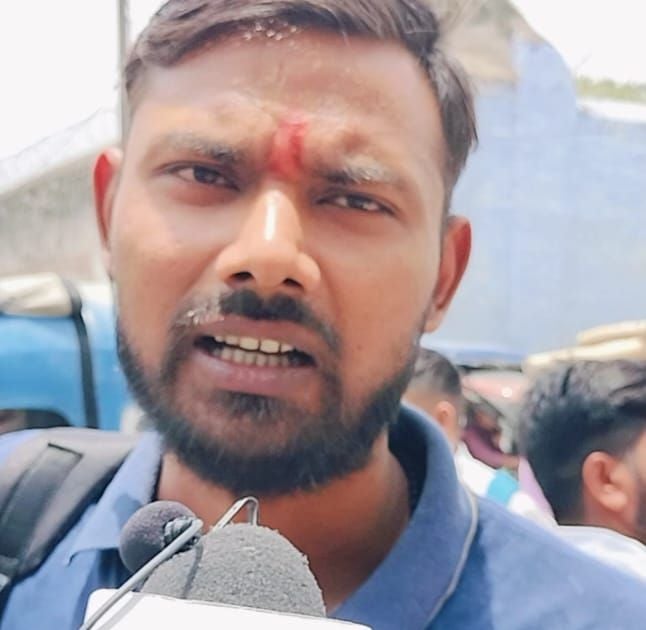 आर्य महिला इंटर कॉलेज के बाहर लाइन में लगे परीक्षार्थी। स्रोत: पुलिस