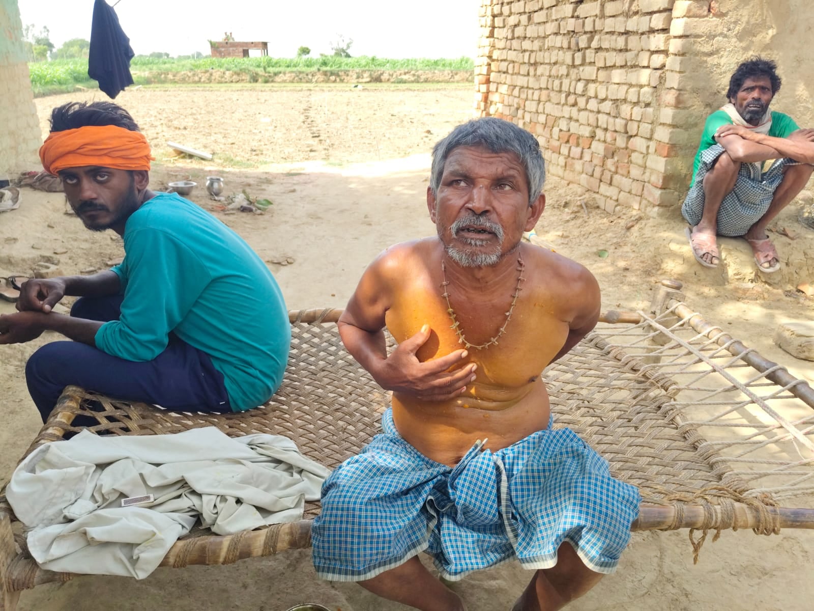 आंधी से डहिया गांव में उजड़े लोगों के आशियाने स्रोत -संवाद