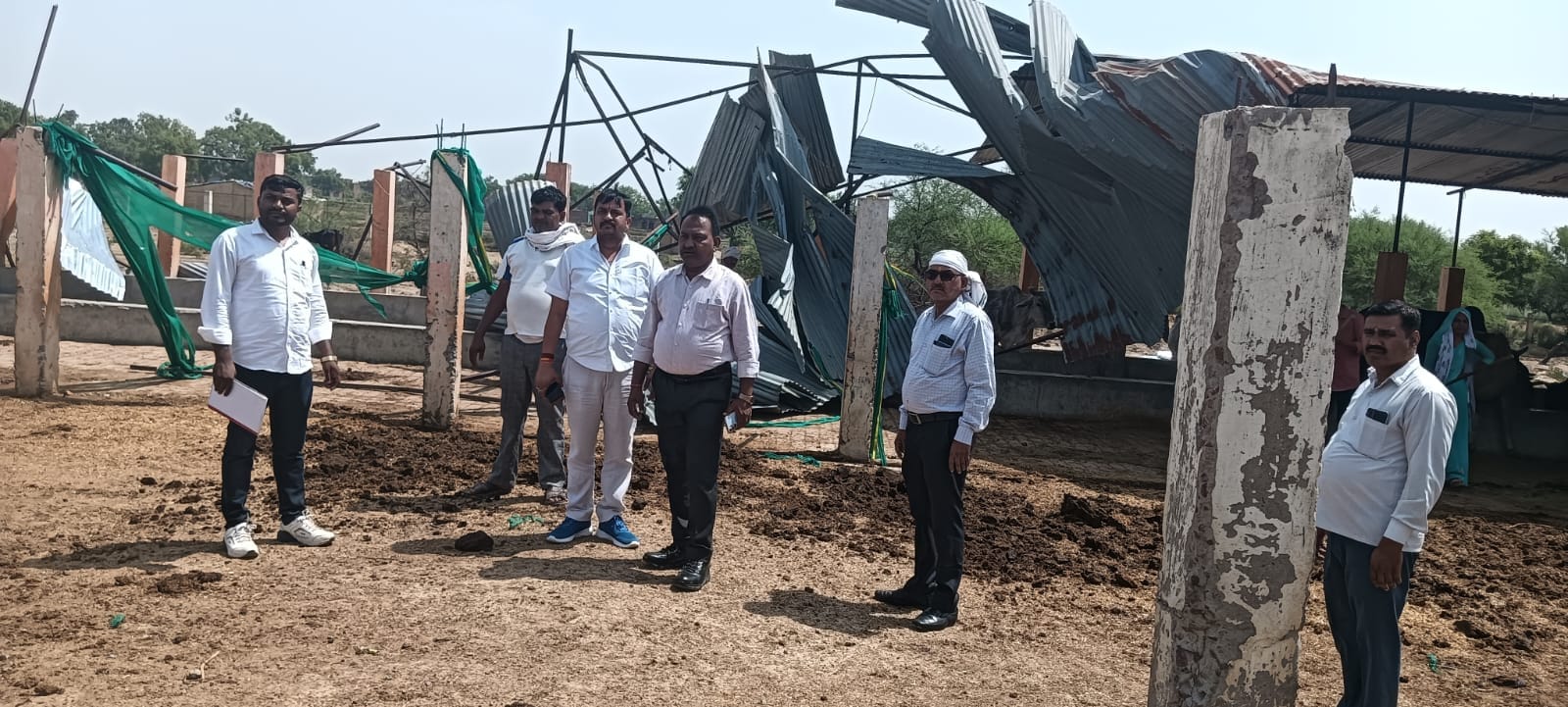 आंधी से धराशाई हुआ बरियांवा गोआश्रय स्थल का टीन शेड व निरीक्षण करते सीवीओ स्रोत -पशुपालन विभाग