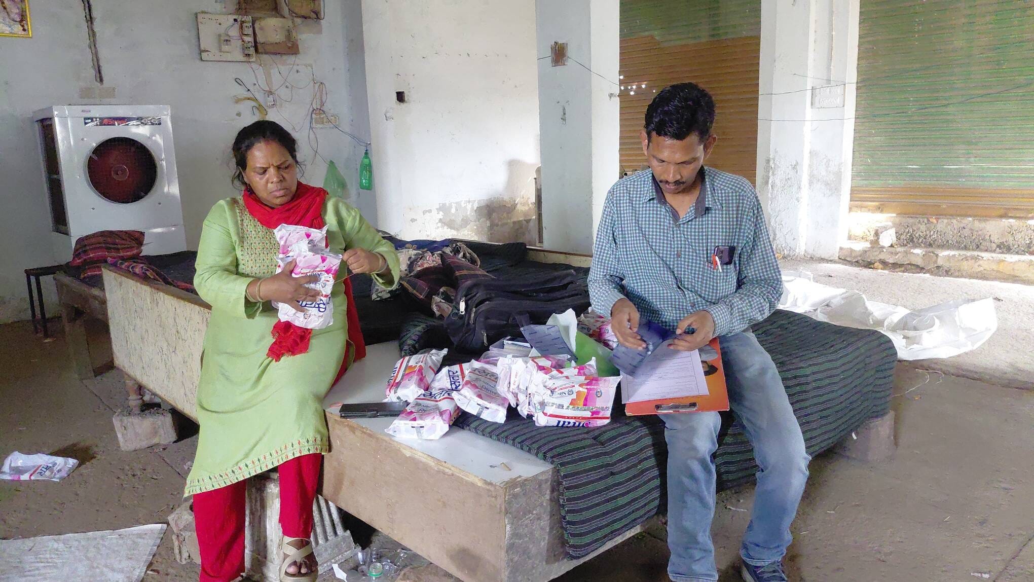 अवैध गुटका फैक्ट्री के गोदाम पर पुलिस की दबिश।