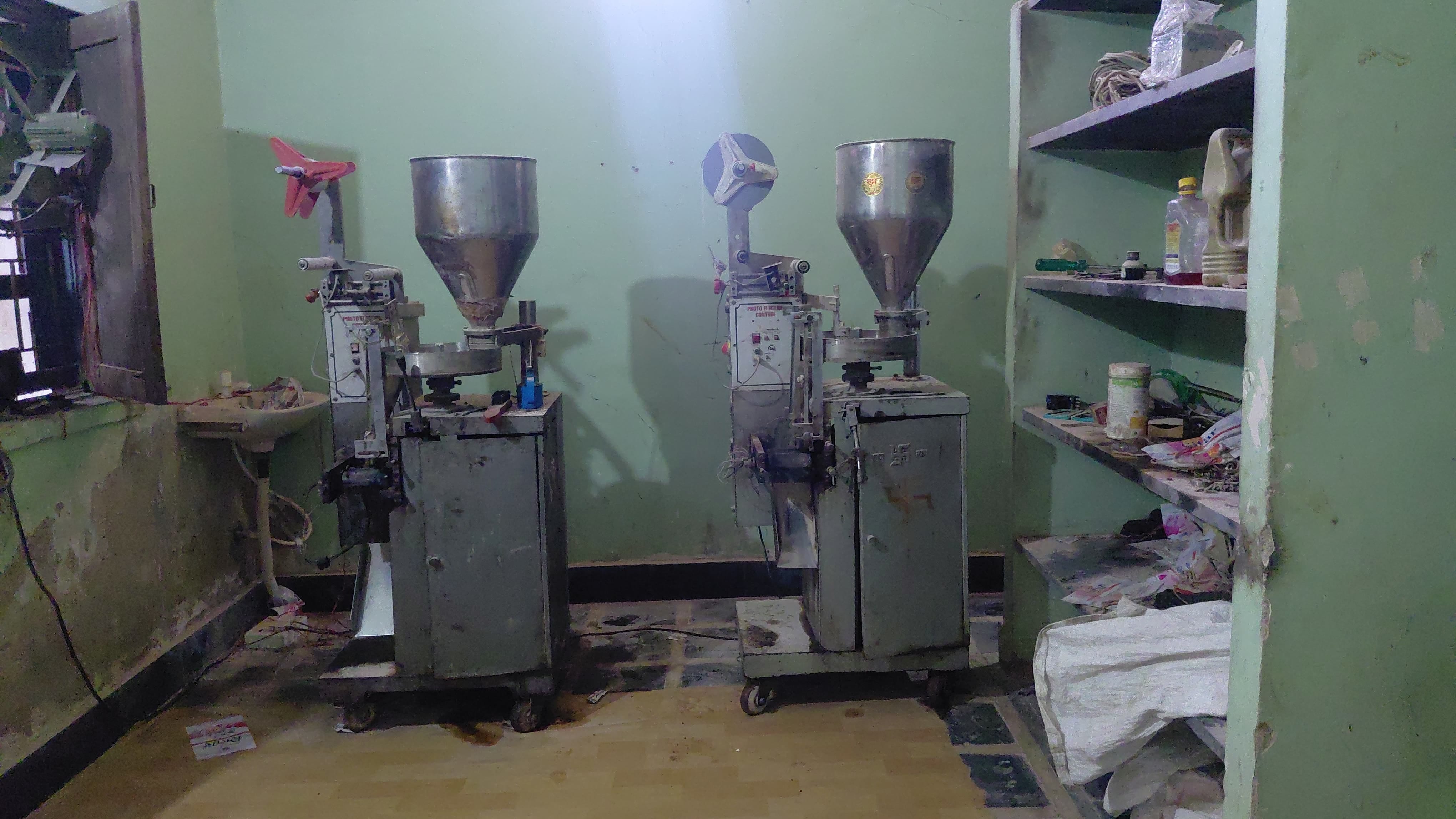 अवैध गुटका फैक्ट्री के गोदाम पर पुलिस की दबिश। अवैध गुटका फैक्ट्री के गोदाम पर पुलिस की दबिश।