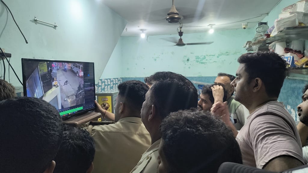 भगवती नगर में युवती के अपहरण होने के बाद सड़क पर खड़े लोग, सीसीटीवी की जांच करती पुलिस स्रोत अ