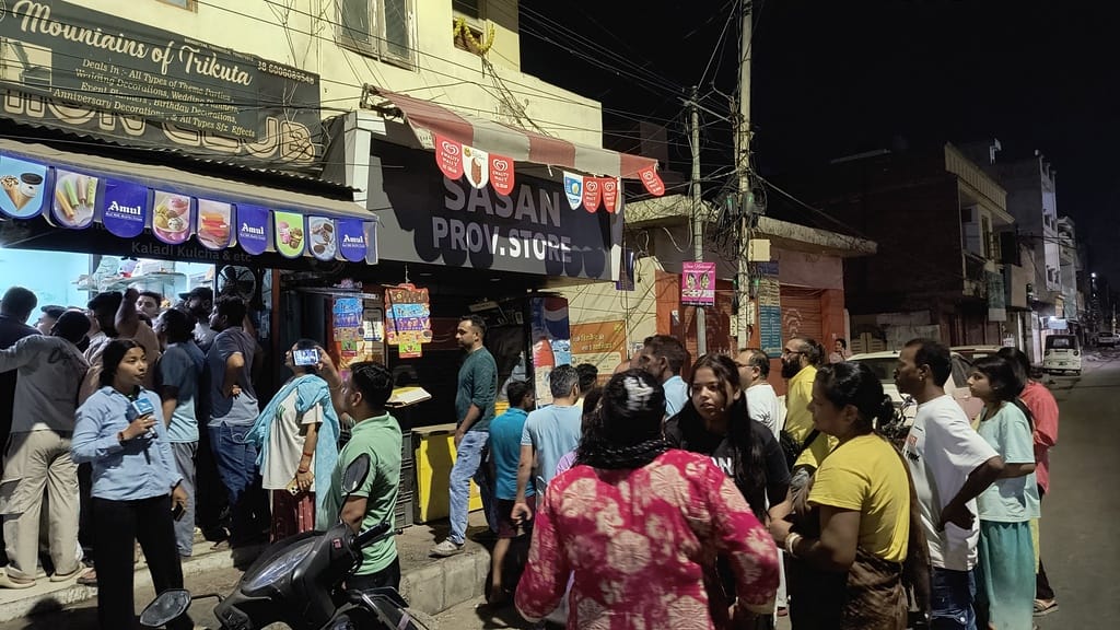 भगवती नगर में युवती के अपहरण होने के बाद सड़क पर खड़े लोग, सीसीटीवी की जांच करती पुलिस स्रोत अ