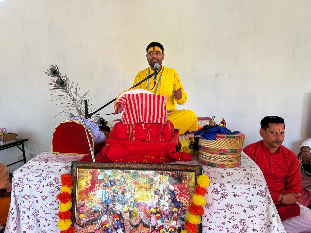 बहसूमा। ताजपुर गांव में भागवत कथा सुनती महिलाएं श्रद्धालु बहसूमा। ताजपुर गांव में भागवत कथा सुनती महिलाएं श्रद्धालु