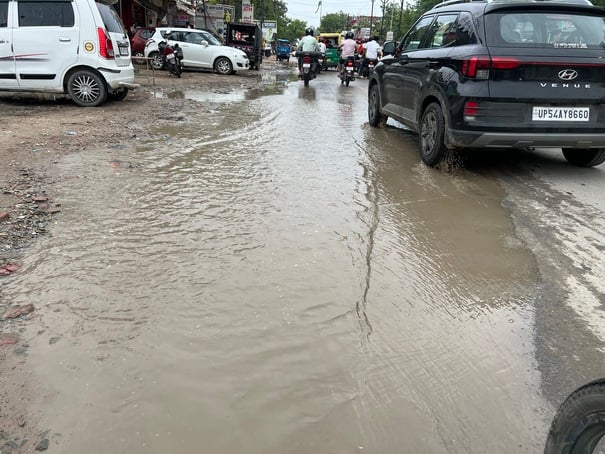बारिश से ख़िरीकोठा स्थित भट्ठा की पाथी गई मिट्टी गल गई।संवाद बारिश से ख़िरीकोठा स्थित भट्ठा की पाथी गई मिट्टी गल गई।संवाद