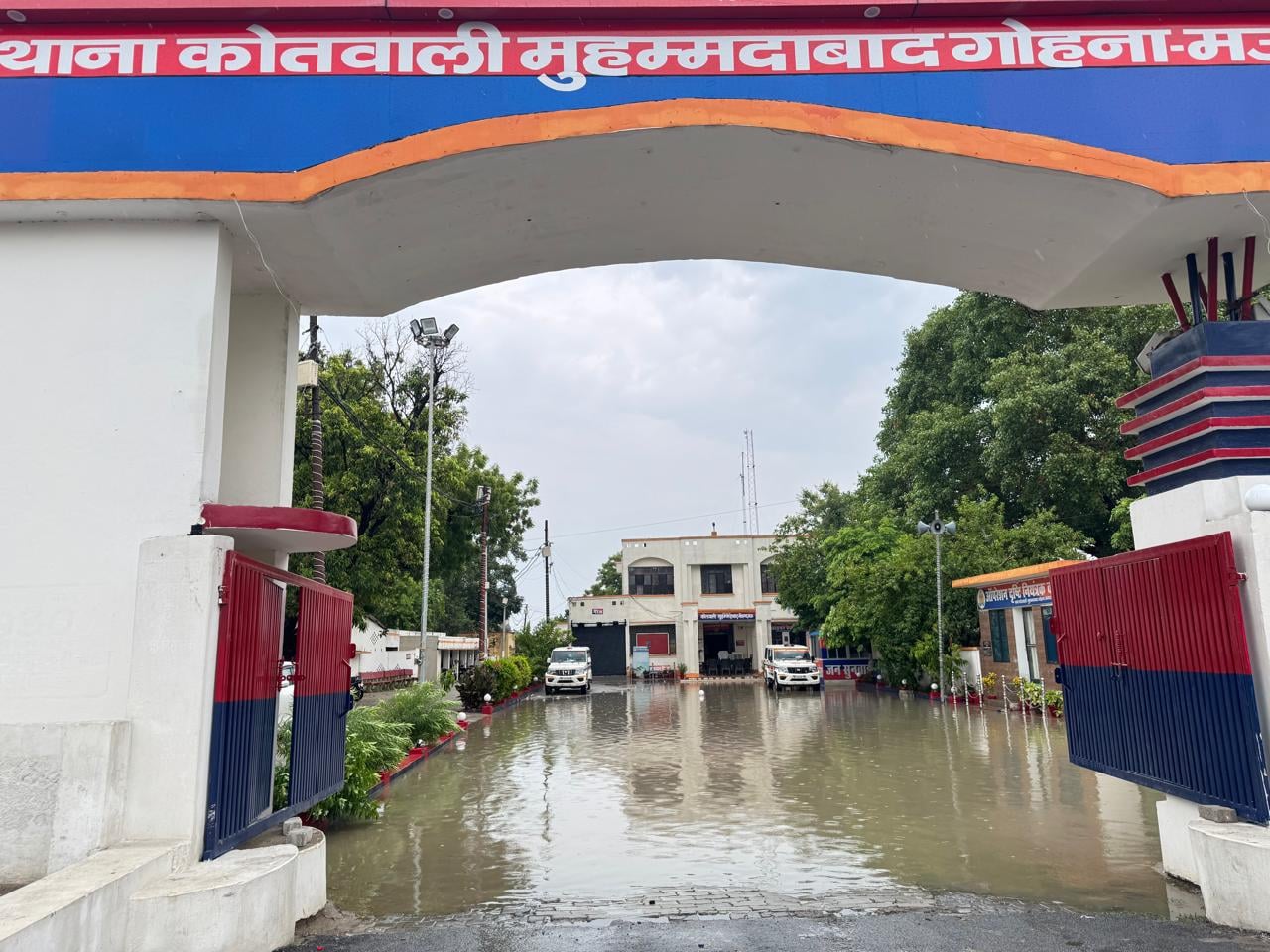 बारिश से ख़िरीकोठा स्थित भट्ठा की पाथी गई मिट्टी गल गई।संवाद बारिश से ख़िरीकोठा स्थित भट्ठा की पाथी गई मिट्टी गल गई।संवाद