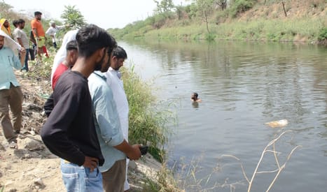 फरीदाबाद सेक्टर 17 प्रेम नगर के पास पतंग पकड़ने के चक्कर में गुरूग्राम नहर में गिरा 13 वर्षीय 