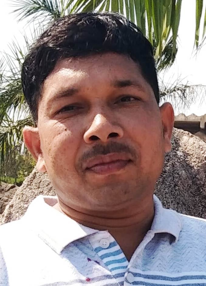 फोटो-06 कस्बे में लगा मौरंग का ढेर।संवाद