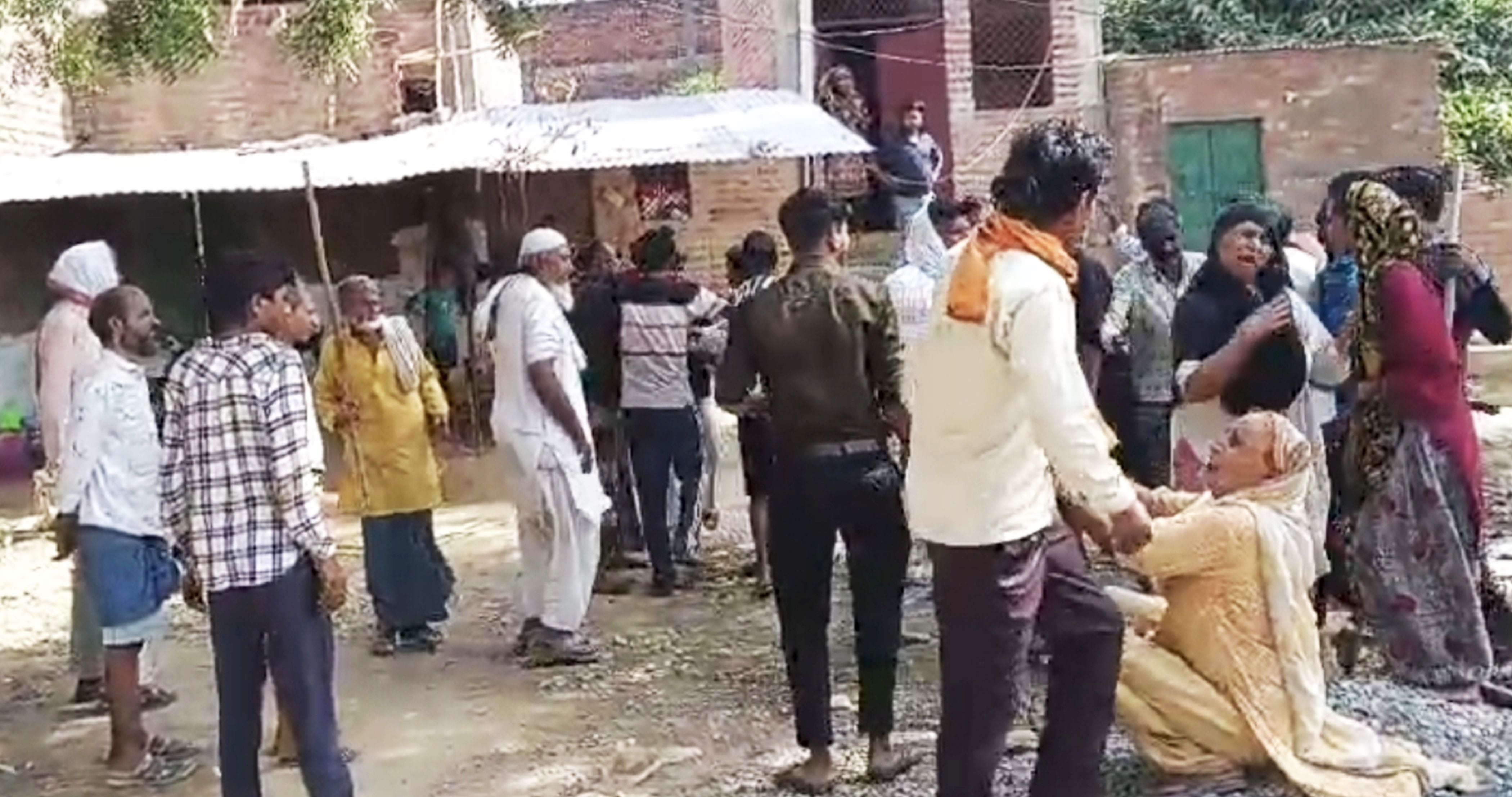 फोटो-06-दो समुदाय के लोग आपस में झड़प करते हुए। संवाद फोटो-06-दो समुदाय के लोग आपस में झड़प करते हुए। संवाद