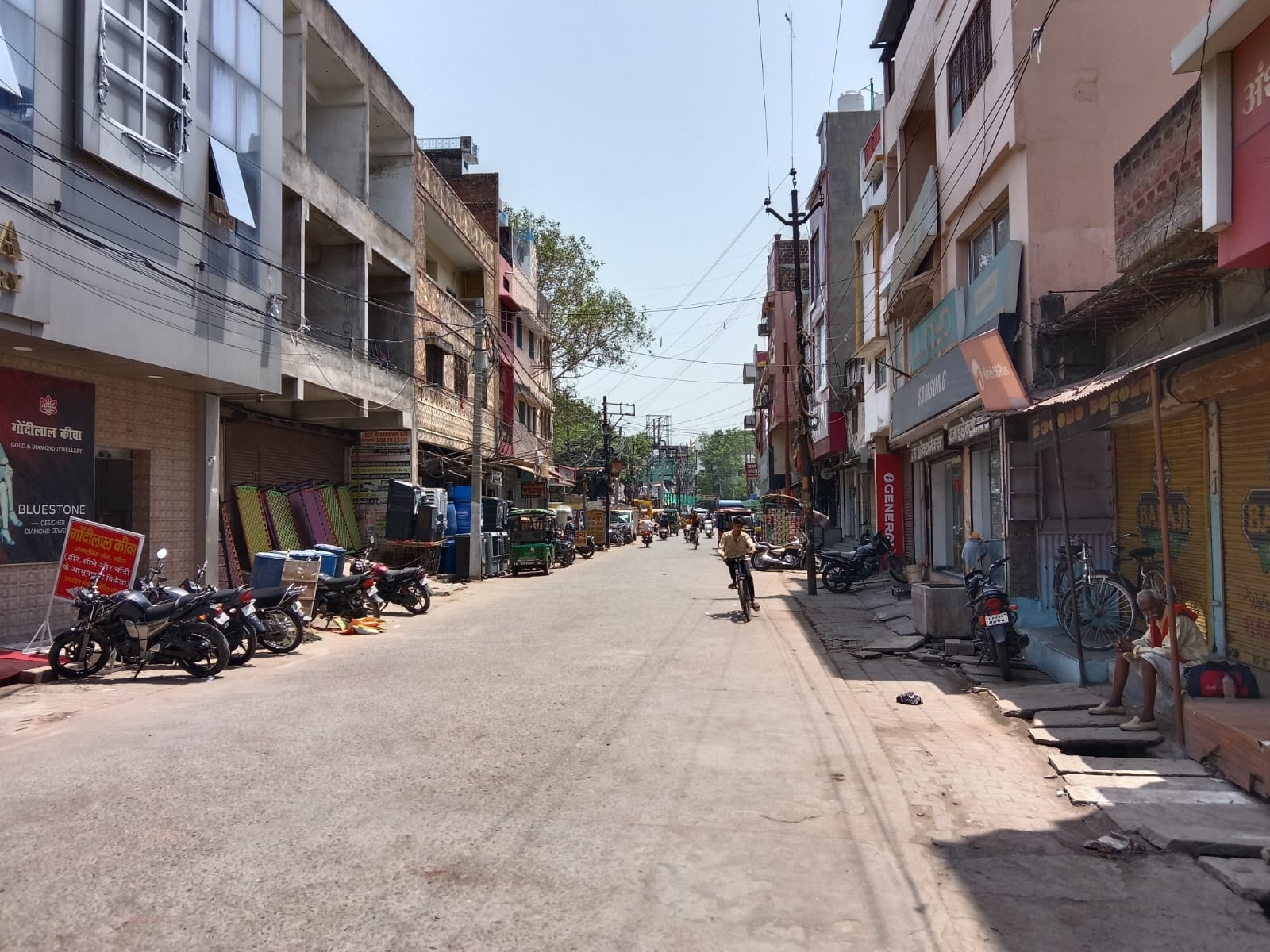 फोटो - 07 शहर के रामलीला रोड स्थित फर्नीचर मार्केट में दोपहर एक बजे सन्नाटा। संवाद फोटो - 07 शहर के रामलीला रोड स्थित फर्नीचर मार्केट में दोपहर एक बजे सन्नाटा। संवाद