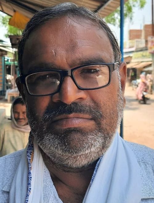 फोटो 10 एमएएचपी 10 परिचय-पेयजल आपूर्ति ठप होने से पड़ोसी के सबमर्सिबल पंप से पानी भरते लोग। संव फोटो 10 एमएएचपी 10 परिचय-पेयजल आपूर्ति ठप होने से पड़ोसी के सबमर्सिबल पंप से पानी भरते लोग। संव