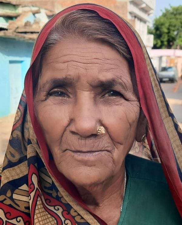 फोटो 10 एमएएचपी 10 परिचय-पेयजल आपूर्ति ठप होने से पड़ोसी के सबमर्सिबल पंप से पानी भरते लोग। संव फोटो 10 एमएएचपी 10 परिचय-पेयजल आपूर्ति ठप होने से पड़ोसी के सबमर्सिबल पंप से पानी भरते लोग। संव
