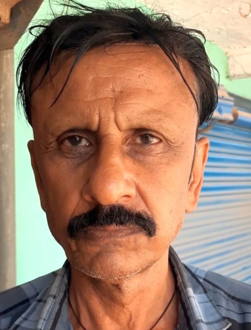 फोटो 10 एमएएचपी 10 परिचय-पेयजल आपूर्ति ठप होने से पड़ोसी के सबमर्सिबल पंप से पानी भरते लोग। संव फोटो 10 एमएएचपी 10 परिचय-पेयजल आपूर्ति ठप होने से पड़ोसी के सबमर्सिबल पंप से पानी भरते लोग। संव
