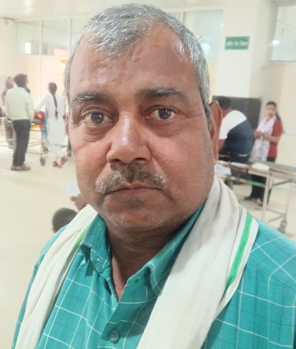 फोटो-10- मेडिकल कॉलेज की ओपीडी में चिकित्सक कक्ष के बाहर लगी मरीजों की लाइन। संवाद