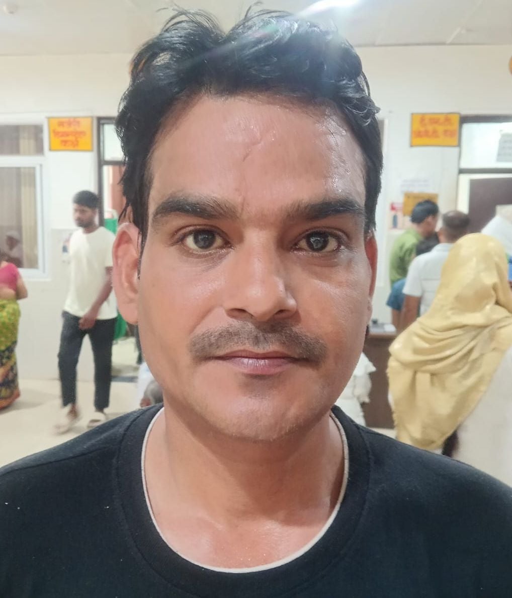 फोटो-10- मेडिकल कॉलेज की ओपीडी में चिकित्सक कक्ष के बाहर लगी मरीजों की लाइन। संवाद