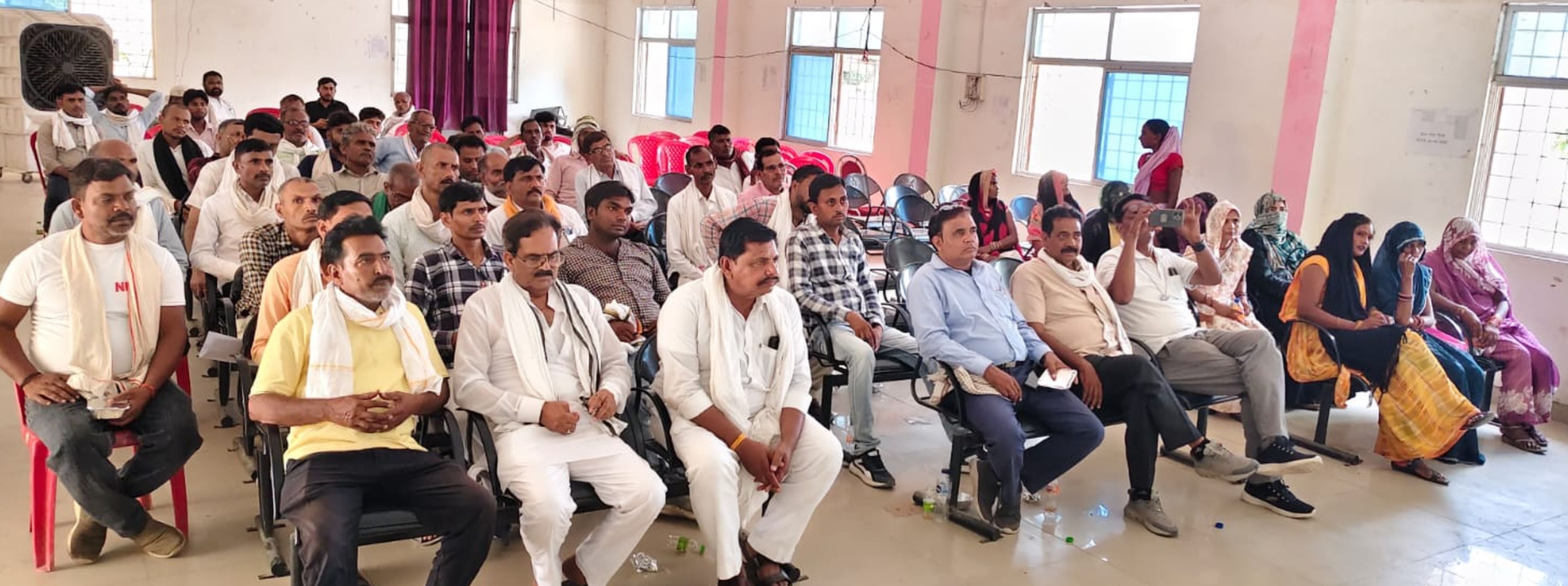 फोटो-17-बैठक में मौजूद क्षेत्र पंचायत सदस्य व अन्य। संवाद