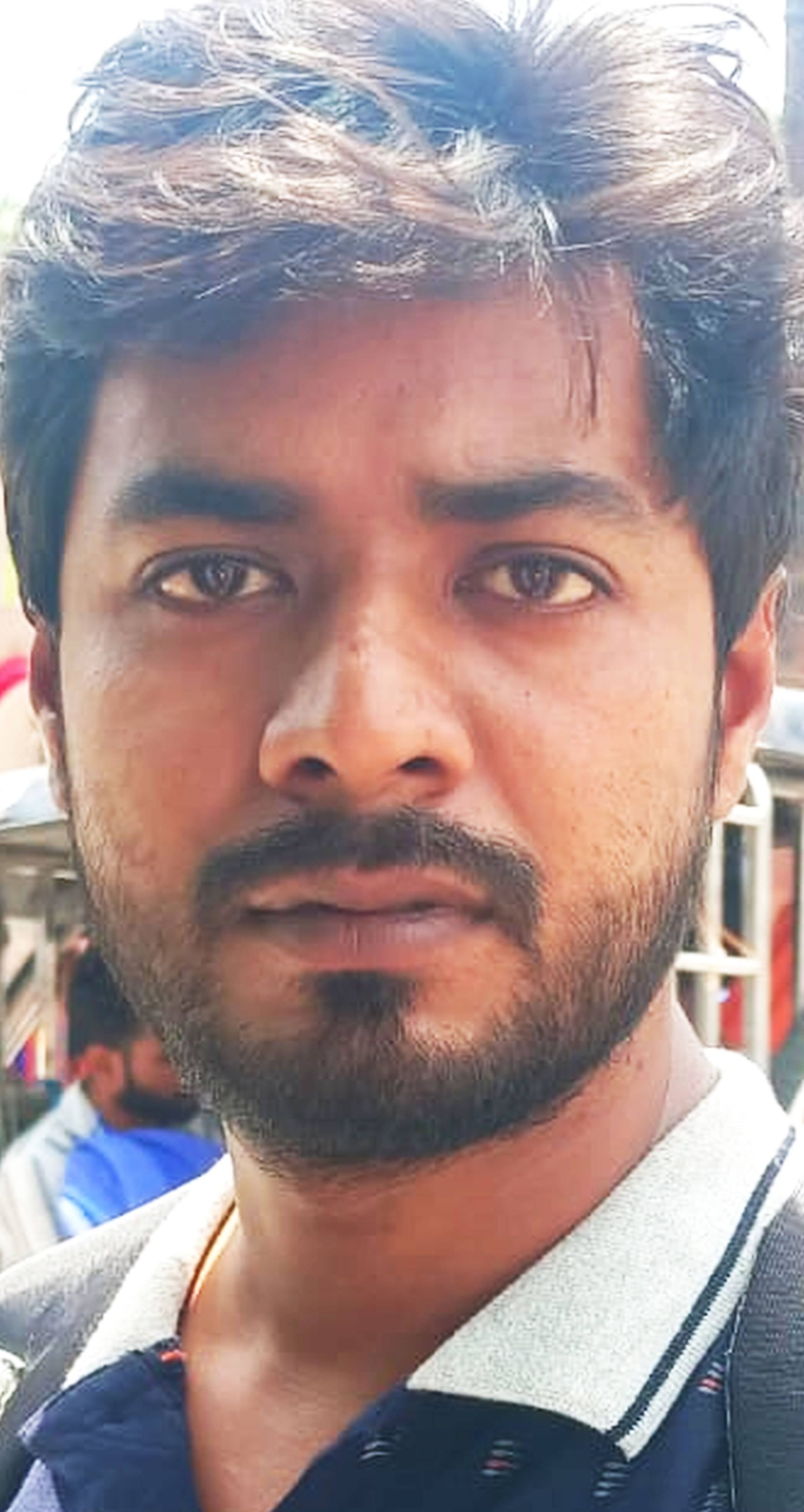 फोटो-19-परीक्षा केंद्र से बाहर निकलते परीक्षार्थी। संवाद फोटो-19-परीक्षा केंद्र से बाहर निकलते परीक्षार्थी। संवाद