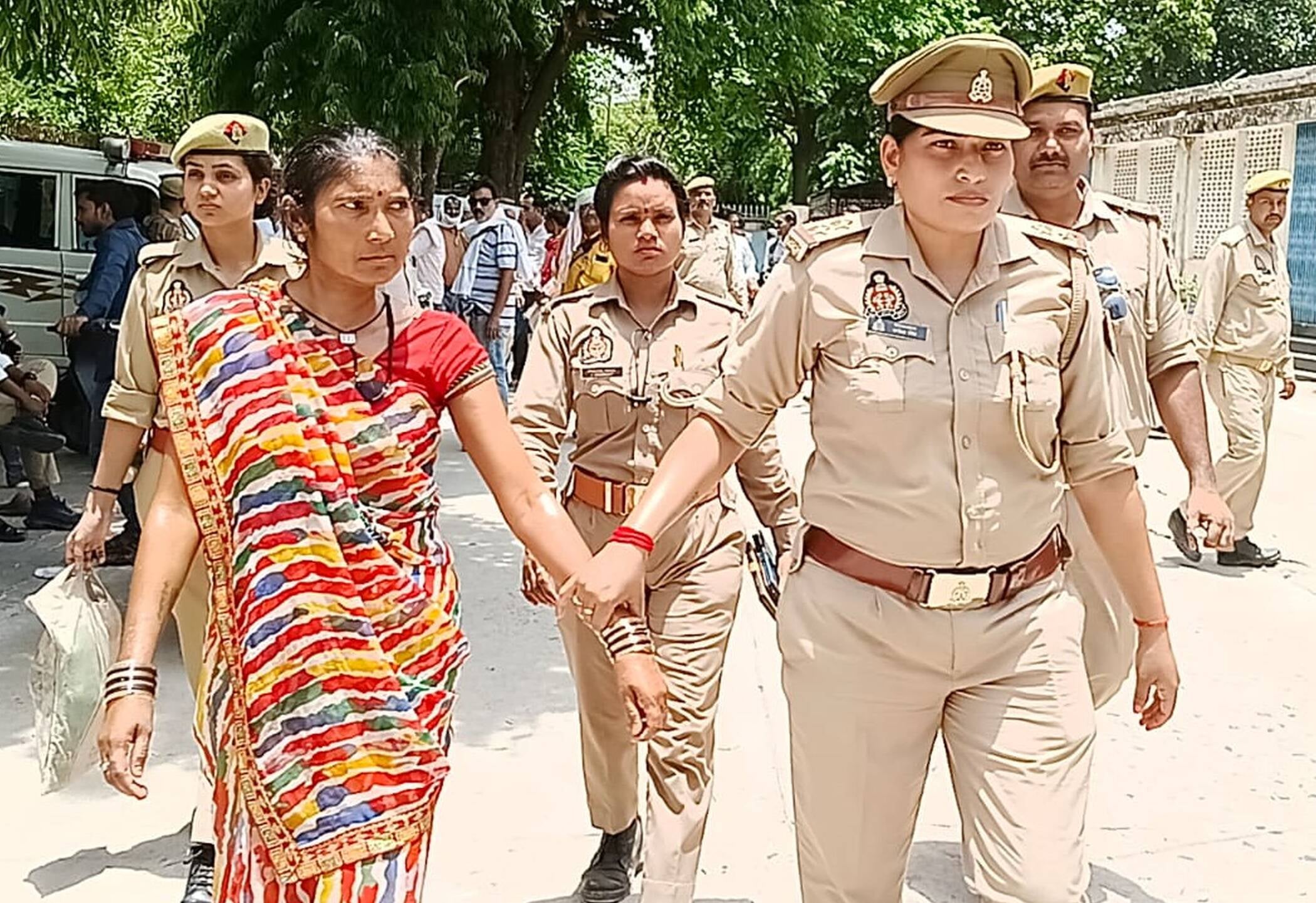 फोटो-24-लीलावती को लेकर जाती महिला थाना प्रभारी संगीता। संवाद फोटो-24-लीलावती को लेकर जाती महिला थाना प्रभारी संगीता। संवाद
