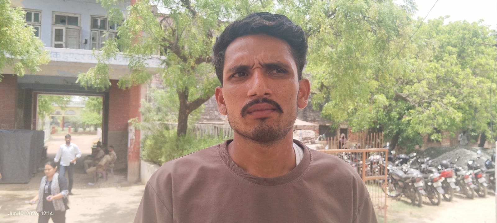फोटो-25- दिबियापुर में परीक्षा केंद्र के बाहर फफूंद रोड पर लगा वाहन का जाम। संवाद
