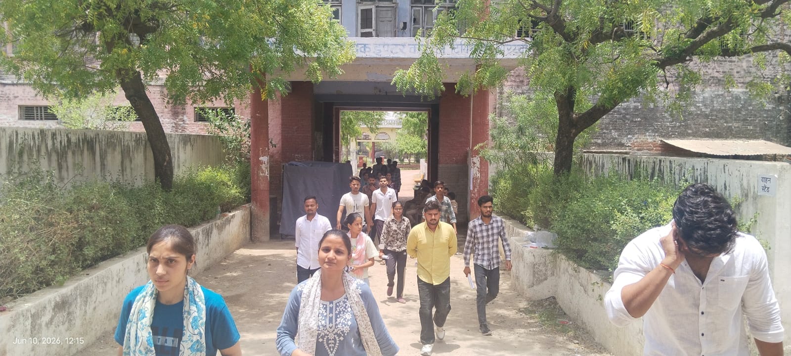 फोटो-25- दिबियापुर में परीक्षा केंद्र के बाहर फफूंद रोड पर लगा वाहन का जाम। संवाद