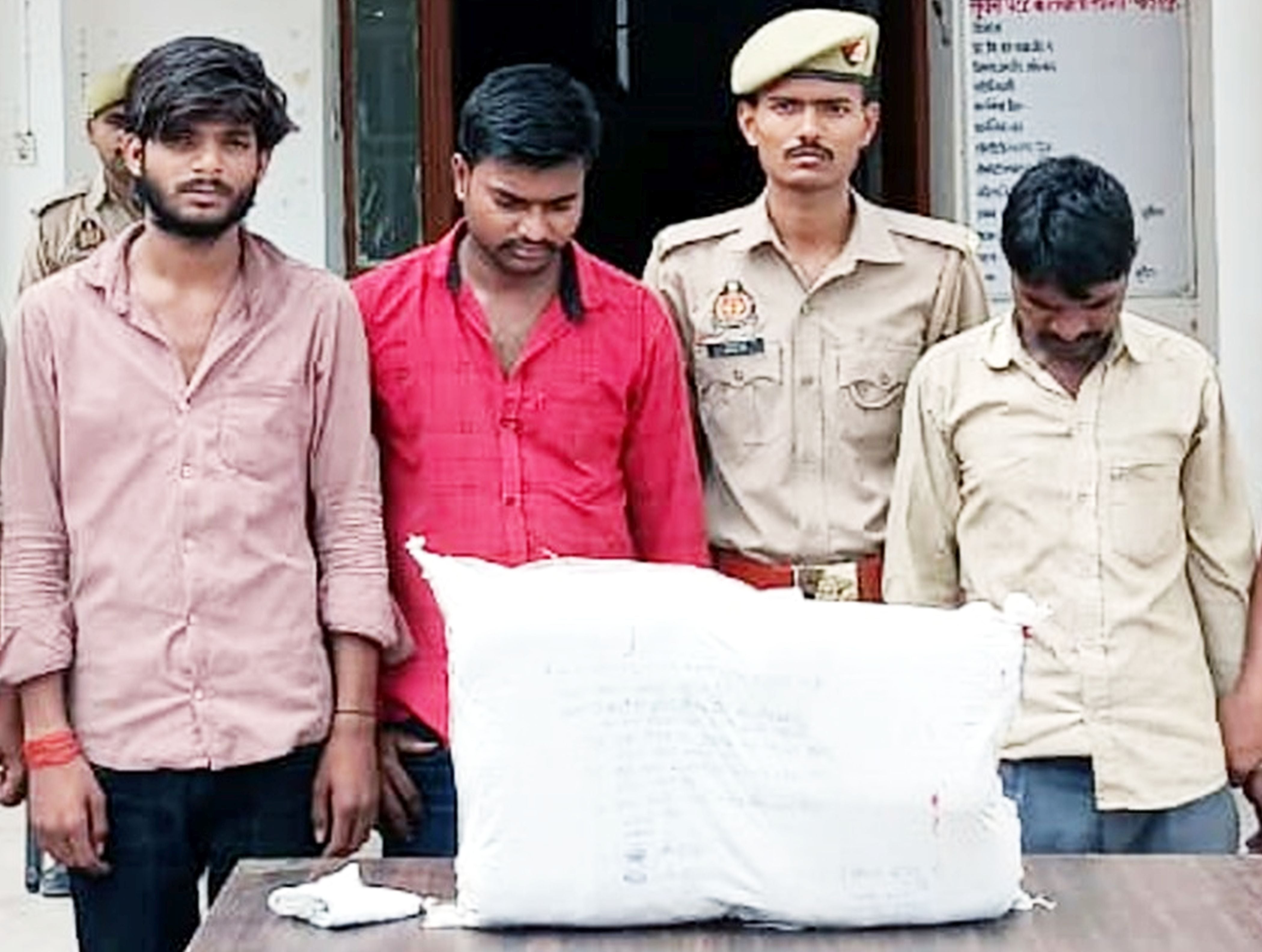 फोटो-28-खागा कोतवाली में पकड़े गए गांजा तस्कर। स्रोत: पुलिस