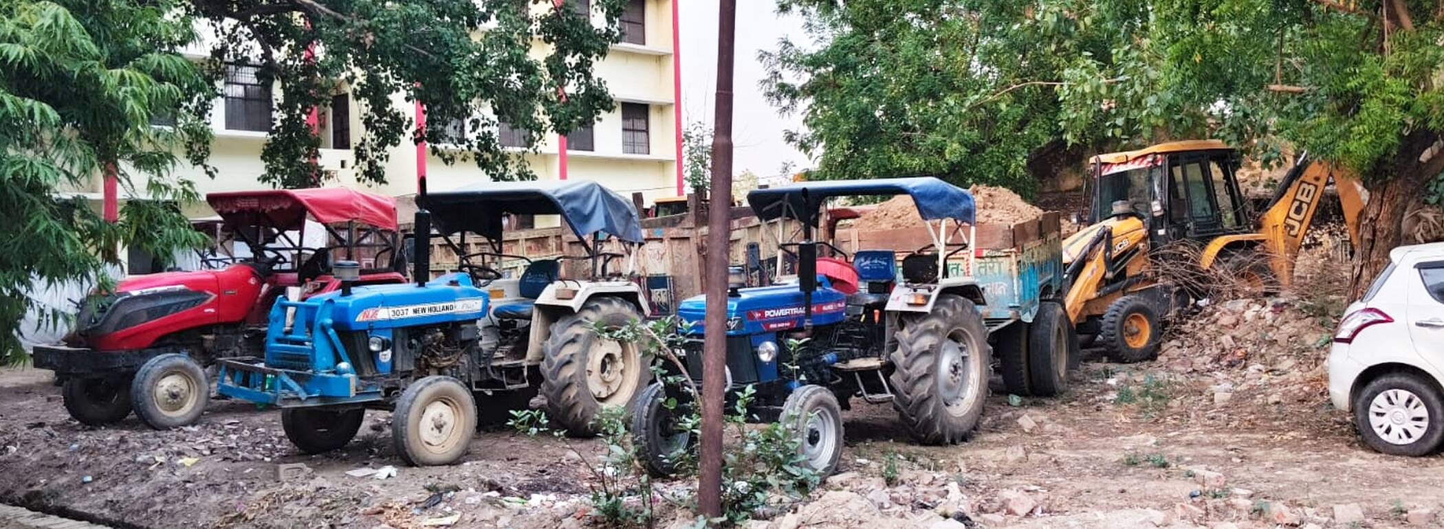 फोटो-41-थाने में पकड़े गए ट्रैक्टर व जेसीबी। संवाद