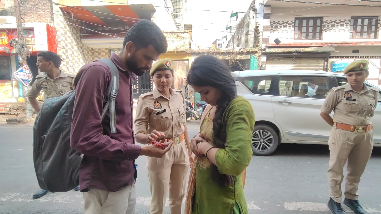 फोटो-7 परीक्षार्थी का दुपट्टा उतरवाती महिला सिपाही। संवाद फोटो-7 परीक्षार्थी का दुपट्टा उतरवाती महिला सिपाही। संवाद