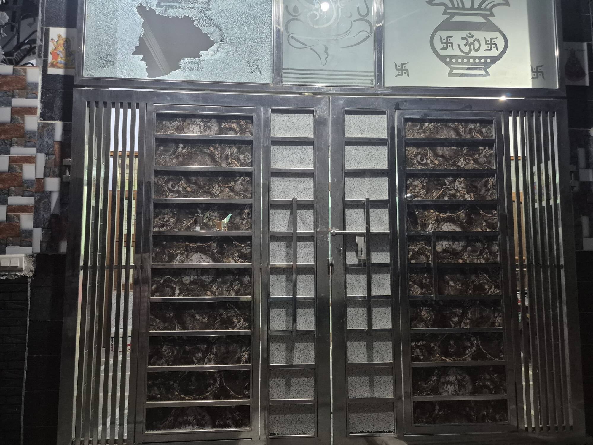फोटो नंबर 71: हाथों में तेल लेकर दरवाजे पर छिड़कते बदमाश। (सीसीटीवी) फोटो नंबर 71: हाथों में तेल लेकर दरवाजे पर छिड़कते बदमाश। (सीसीटीवी)