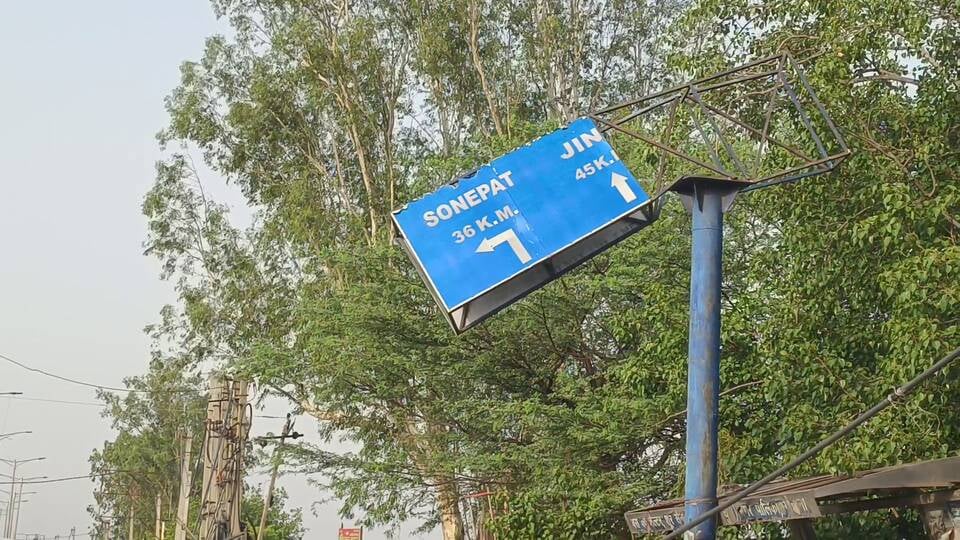 फोटो : सोनीपत के गांव राई के पास ट्रांसफार्मर पर आए फाल्ट को दूर करता बिजलीकर्मी। संवाद