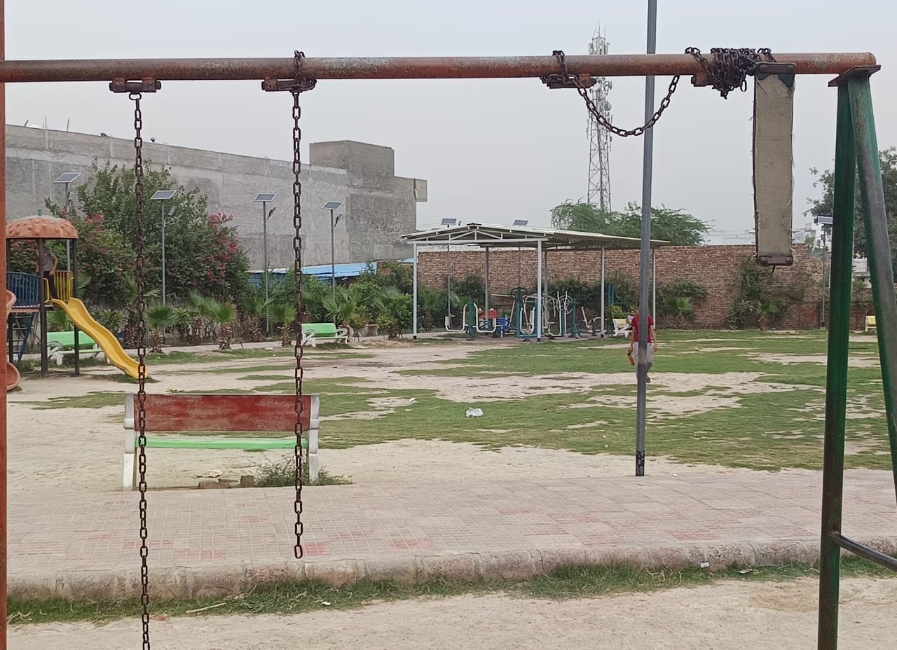 फोटो : सोनीपत के खरखौदा स्थित आंबेडकर पार्क में टूटा पड़ा झूला। स्रोत: पाठक फोटो : सोनीपत के खरखौदा स्थित आंबेडकर पार्क में टूटा पड़ा झूला। स्रोत: पाठक