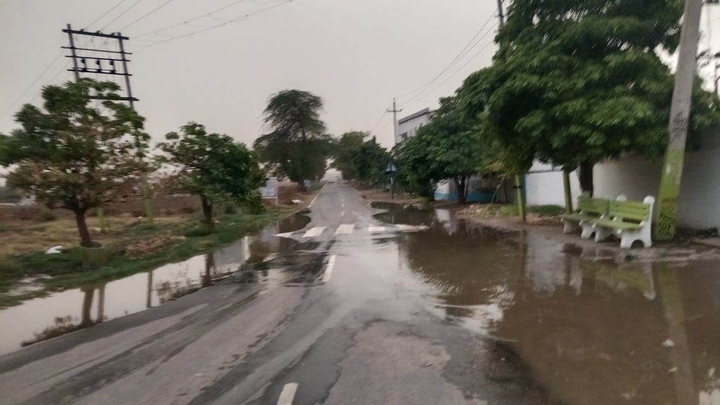 फतेहाबाद शहर के सिरसा-हिसार रोड से गुजरते वाहन चालक। संवाद