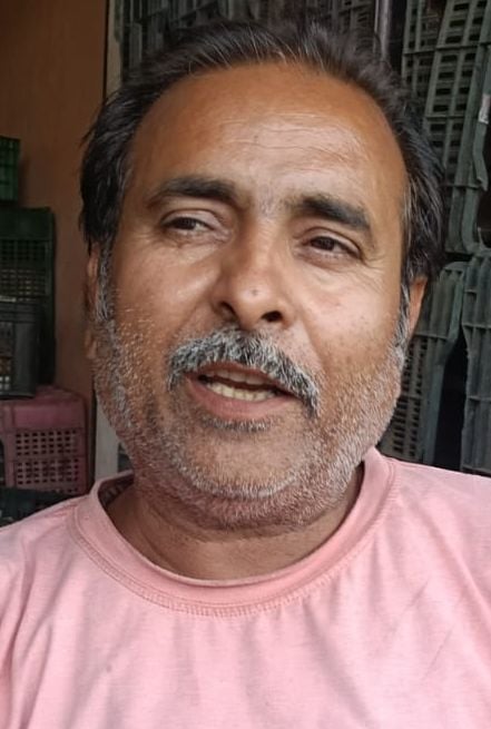 गोला की कृषि उत्पादन मंडी समिति की टूटी पड़ी बाउंड्री वॉल। संवाद