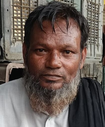 गोला की कृषि उत्पादन मंडी समिति की टूटी पड़ी बाउंड्री वॉल। संवाद