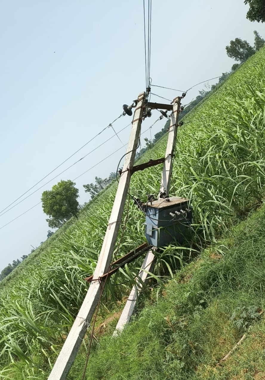 गांव ततीना के जंगल में तूफान से क्षतिग्रस्त हुए हाई टेंशन लाईन का खंभा। (मवाना) गांव ततीना के जंगल में तूफान से क्षतिग्रस्त हुए हाई टेंशन लाईन का खंभा। (मवाना)
