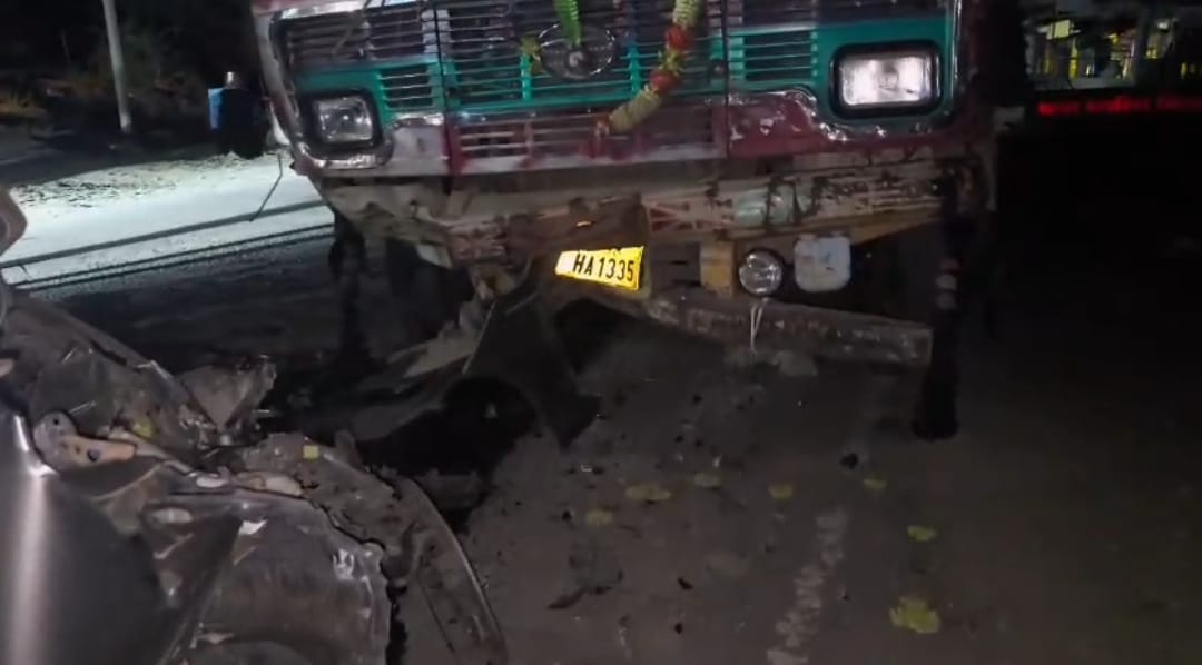 दमोह-पथरिया मार्ग पर भीषण सड़क हादसा: ट्रक से आमने-सामने भिड़ी कार, नगर पंचायत कर्मचारी की मौत,