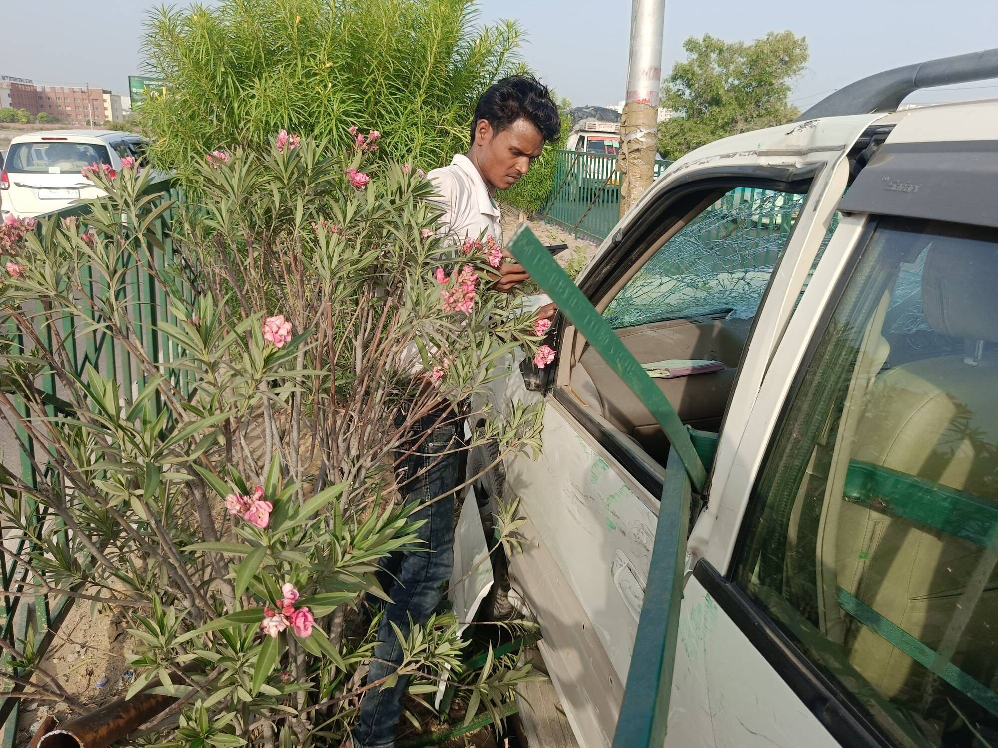 हादसे के बाद मौजूद भीड़ व क्षतिग्रस्त एसयूवी। हादसे के बाद मौजूद भीड़ व क्षतिग्रस्त एसयूवी।