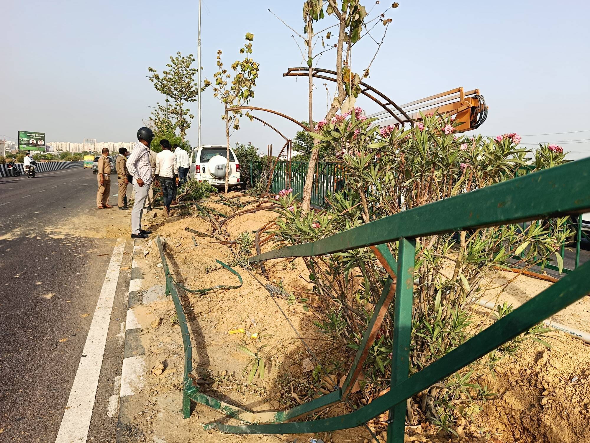 हादसे के बाद मौजूद भीड़ व क्षतिग्रस्त एसयूवी। हादसे के बाद मौजूद भीड़ व क्षतिग्रस्त एसयूवी।