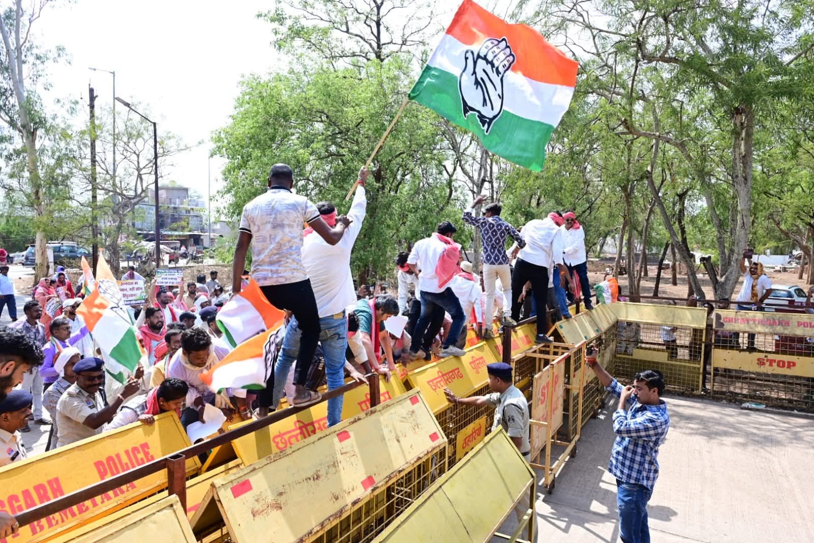 इस प्रदर्शन को लेकर पुलिस बल तैनात रहे इस प्रदर्शन को लेकर पुलिस बल तैनात रहे